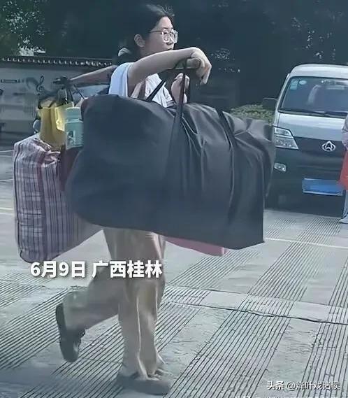 挑行李的女孩火了！人平易近
日报转发，家景流出，学校也有了最新回应