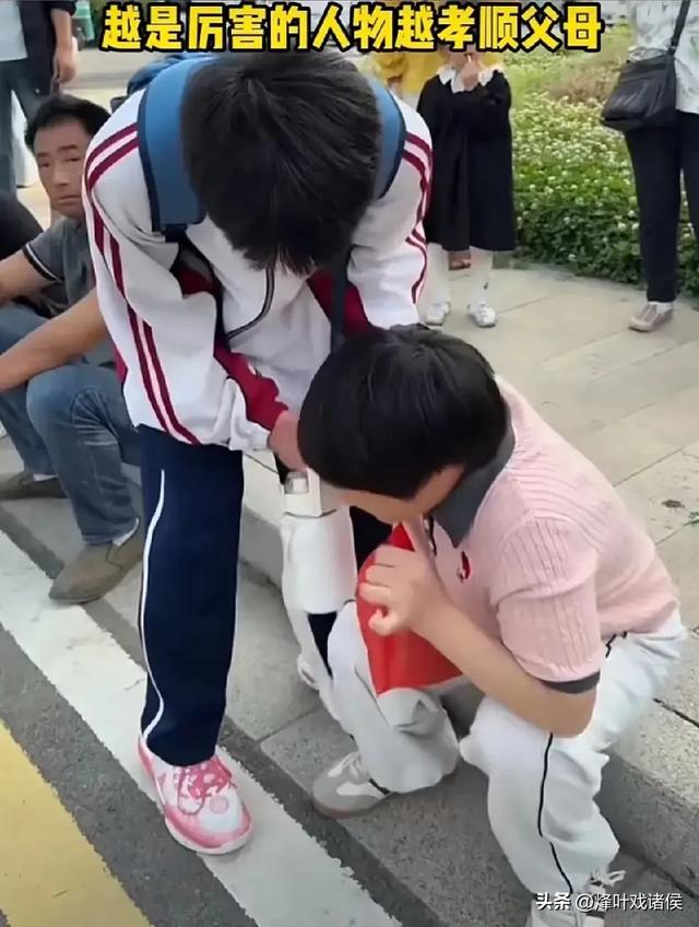 挑行李的女孩火了！人平易近
日报转发，家景流出，学校也有了最新回应