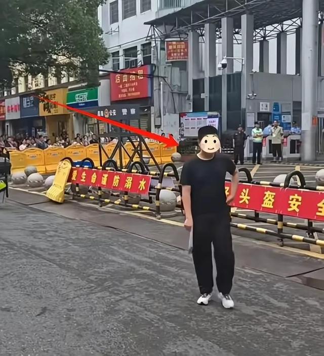 高考迟到1分钟被拒入科场后续：男生哭着脱离，知恋人曝怙恃
双亡