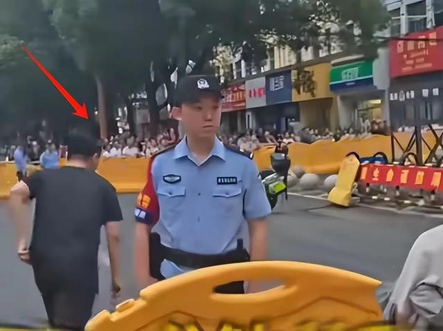 高考迟到1分钟被拒入科场后续：男生哭着脱离，知恋人曝怙恃
双亡