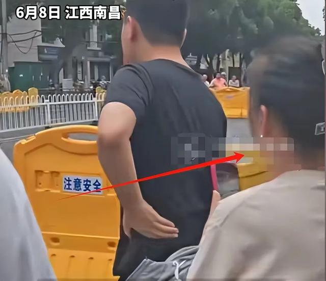 高考迟到1分钟被拒入科场后续：男生哭着脱离，知恋人曝怙恃
双亡