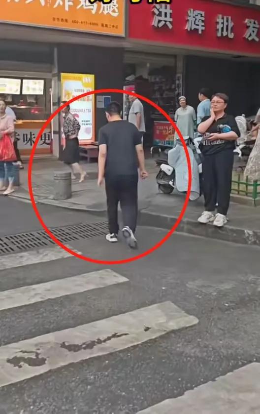 高考迟到1分钟被拒入科场后续：男生哭着脱离，知恋人曝怙恃
双亡