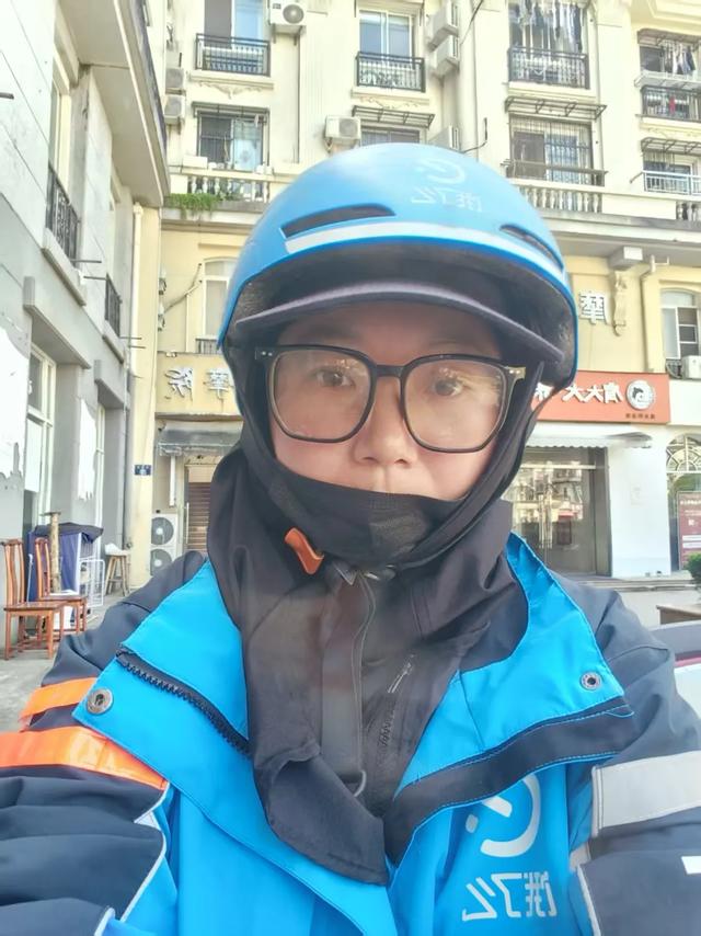 杭州姑娘下午
点了份外卖，女骑手看到4个字报警：当妈的看不了这备注