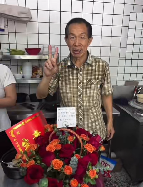 长沙“土豆粉叔叔”开店不到一月濒临关店转让，隔壁00后女伙计一张图片让店从新
爆满