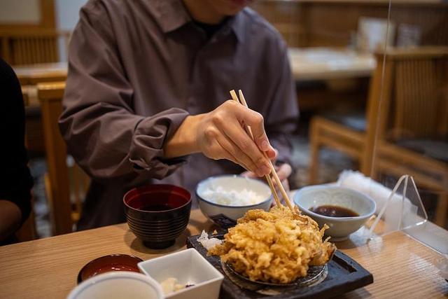 20岁男子胰腺炎逝世
，大夫叹息：把3样当饭吃，胰腺再好也扛不住