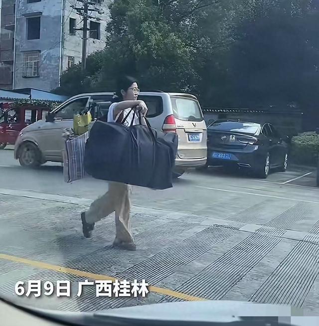 高考后挑行李回家的女孩火了！国平易近

日报转发，打脸了多少旗袍鲜花