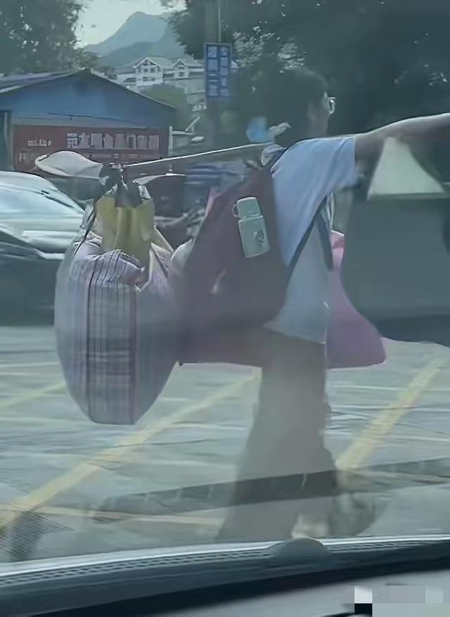 高考后挑行李回家的女孩火了！国平易近

日报转发，打脸了多少旗袍鲜花