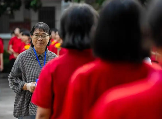 全网喊话"封杀"？看了张桂梅高考动态，才懂那尔那茜为何不被原谅