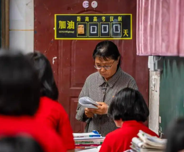 全网喊话"封杀"？看了张桂梅高考动态，才懂那尔那茜为何不被原谅