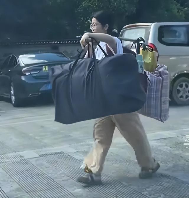 将来可期！广西女生高考完独自挑行李回家后续：获公正
易近


日报点赞