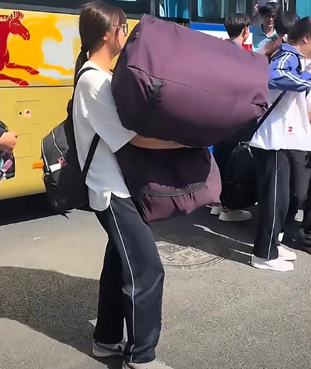 将来可期！广西女生高考完独自挑行李回家后续：获公正
易近


日报点赞