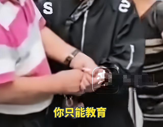 白叟
用手铐铐住小孩最新！双方已和解
，网友质疑：老头能量太年夜

