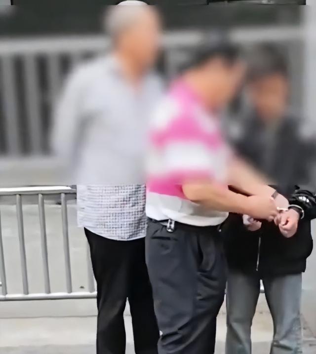 白叟
用手铐铐住小孩最新！双方已和解
，网友质疑：老头能量太年夜
