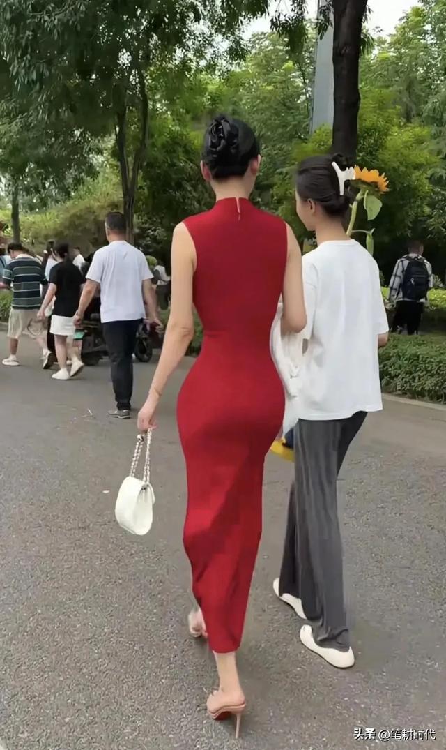 挑行李女孩身份确认！班主任发声，家境
流出，黉舍
初次回应太给力