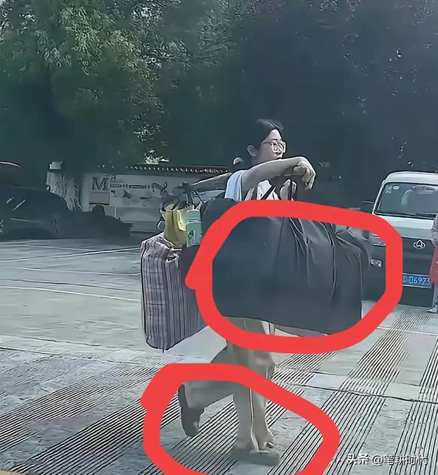 挑行李女孩身份确认！班主任发声，家境
流出，黉舍
初次回应太给力