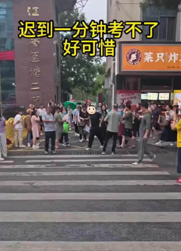 高考迟到1分钟被拒后续！知情人曝考生是孤儿，在场怙恃
集团
讨情