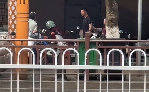 高考迟到1分钟被拒后续！知情人曝考生是孤儿，在场怙恃
集团
讨情