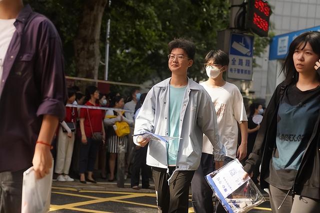 高考迟到1分钟被拒后续！知情人曝考生是孤儿，在场怙恃
集团
讨情