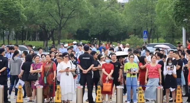 高考迟到1分钟被拒后续！知情人曝考生是孤儿，在场怙恃
集团
讨情