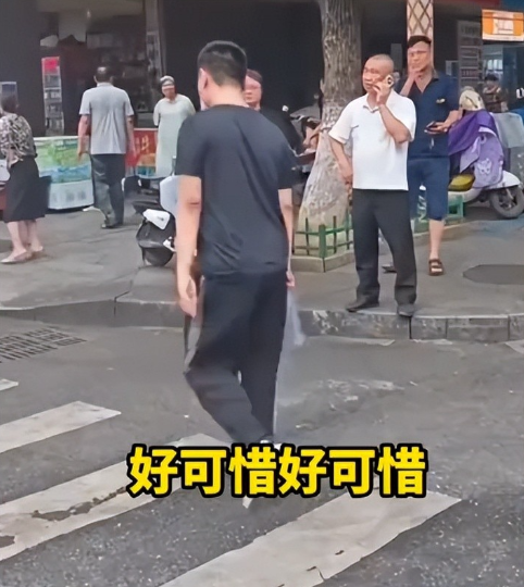 高考迟到1分钟被拒后续！知情人曝考生是孤儿，在场怙恃
集团
讨情