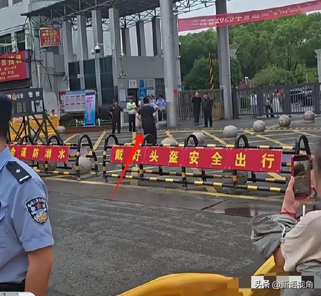高考迟到1分钟被拒！男生含泪离开 知恋人曝考生没怙恃
，网友辣评