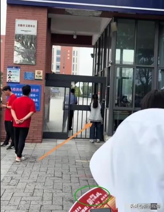 高考迟到1分钟被拒！男生含泪离开 知恋人曝考生没怙恃
，网友辣评