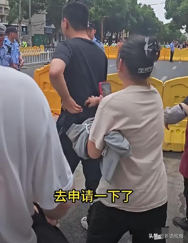 高考迟到1分钟被拒！男生含泪离开 知恋人曝考生没怙恃
，网友辣评