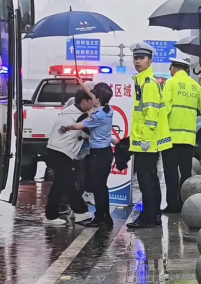 高考迟到1分钟被拒！男生含泪离开 知恋人曝考生没怙恃
，网友辣评