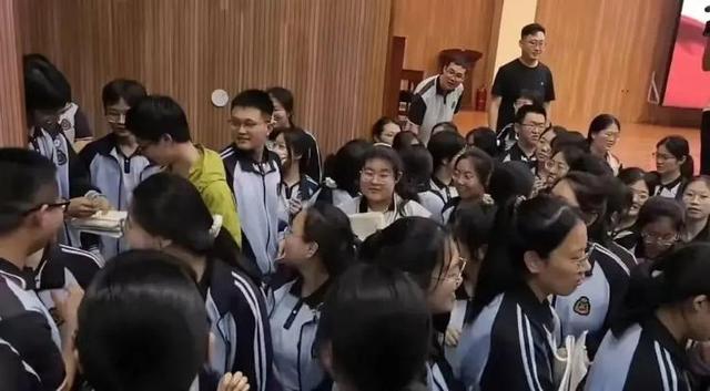 744分考上清华的庞众望现状曝光，多次获得奖学金，正从事最感爱好的科研工作