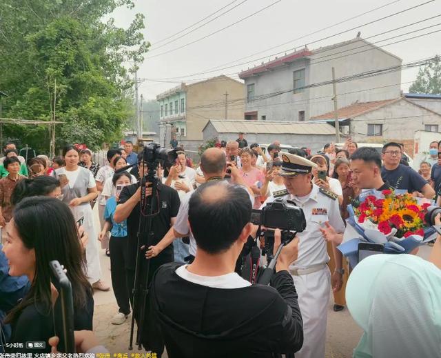 张伟连救5人火到国际！婚姻状态曝光，美女
排队
要嫁人，家属回应
