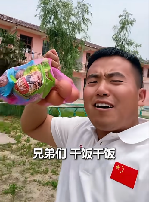 河南27岁驻村书记“蹭饭”火了！国平易近

日报表彰，网友怒赞：接地气