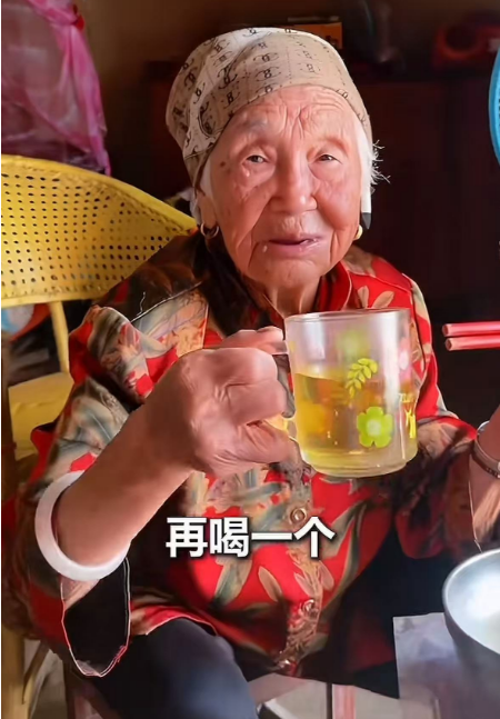 河南27岁驻村书记“蹭饭”火了！国平易近

日报表彰，网友怒赞：接地气
