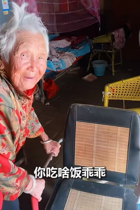 河南27岁驻村书记“蹭饭”火了！国平易近

日报表彰，网友怒赞：接地气