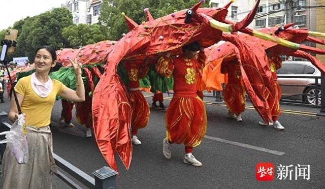 十万虾迷探虾都，龙虾主题巡游奏响盱眙小龙虾狂欢曲