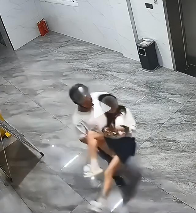 女孩凌晨等电梯，被外子
猥亵后续，外子
被抓，警方通报，妇联参与