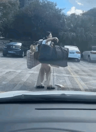 武大教授想赞助
却被拒！扁担女孩说：一家人在一起，穷点也不要紧