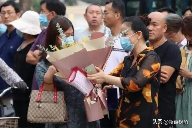“扁担女孩”后续：怙恃
是农夫 学习
一般
，班主任一句话被指情商低