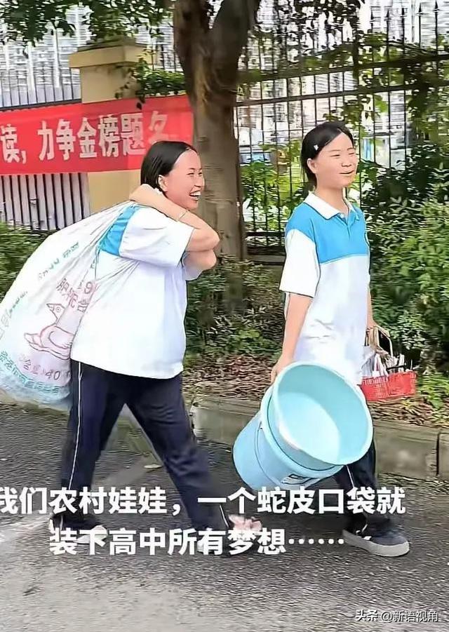 “扁担女孩”后续：怙恃
是农夫 学习
一般
，班主任一句话被指情商低
