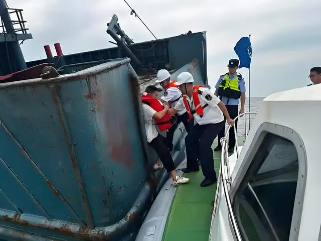 不到24小时，中业岛附近搁浅船只被拖，让菲看法中国的态度
和睦力