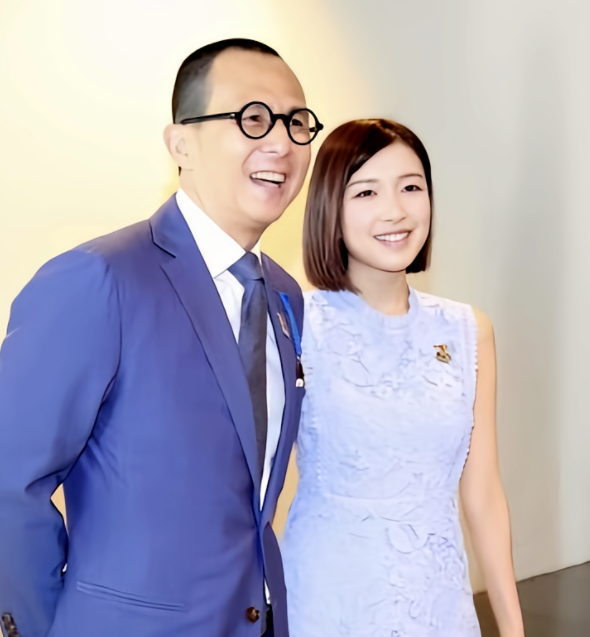此次
，高调官宣新恋情的梁洛施，终究没给凉薄的李泽楷留一丝面子