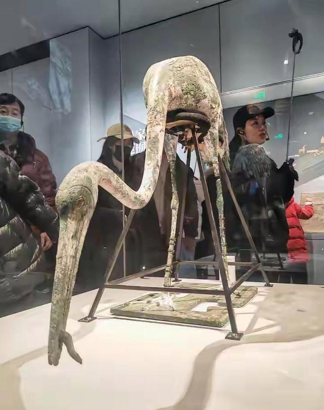 司马迁果然没瞎扯
，秦始皇陵再勘察
时，考古队挖出两只铜鹤