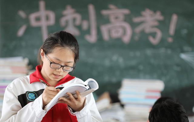 特级西席怒批高考作文后续，出题人亲身回应：骂是因为有人喜欢看