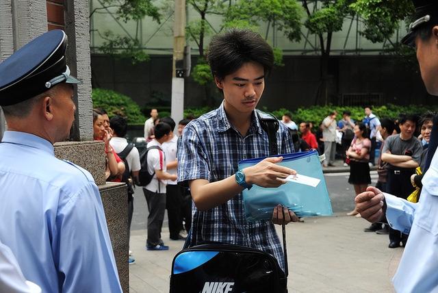 特级西席怒批高考作文后续，出题人亲身回应：骂是因为有人喜欢看