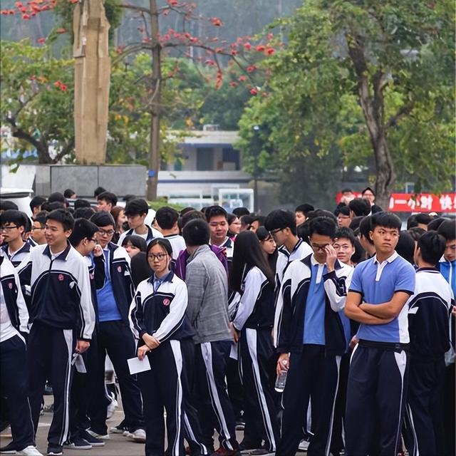 特级西席怒批高考作文后续，出题人亲身回应：骂是因为有人喜欢看