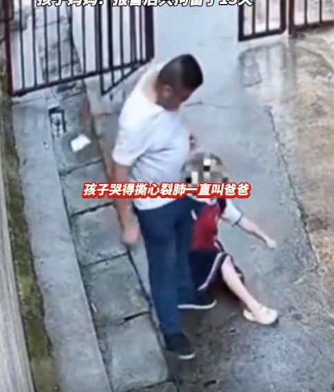 女孩被压倒猥亵后续！故意
戴头盔遮挡面部，上下齐手，全过程曝光