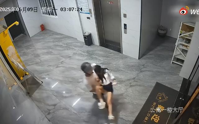 女孩被压倒猥亵后续！故意
戴头盔遮挡面部，上下齐手，全过程曝光