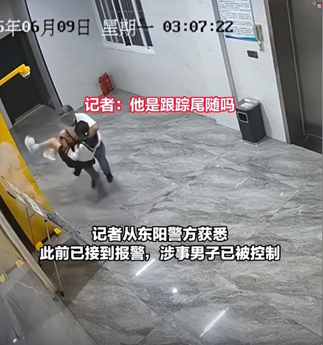女孩被压倒猥亵后续！故意
戴头盔遮挡面部，上下齐手，全过程曝光