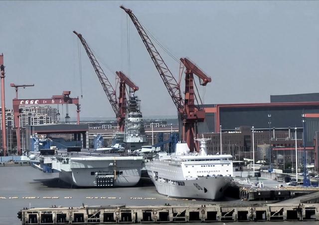 36停机位喷涂完毕，舰岛被脚手架覆盖，福建舰大概没有第9次海试