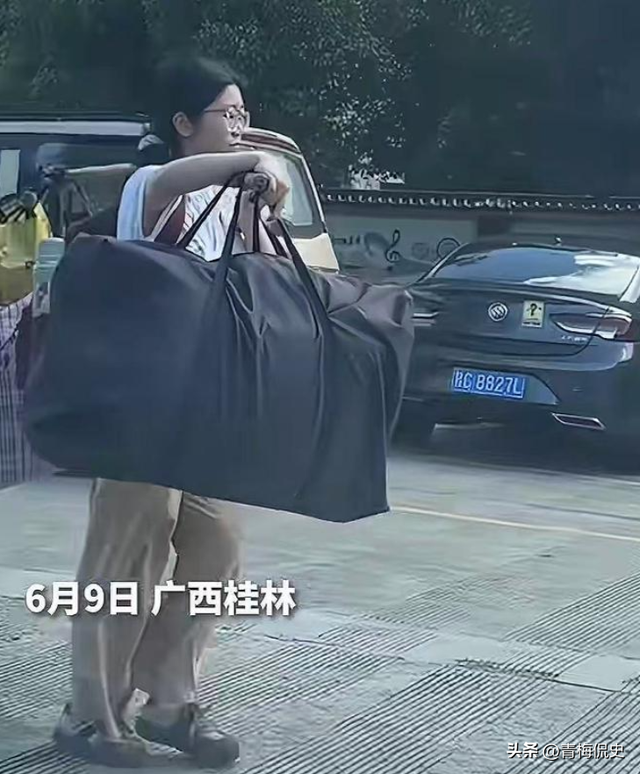 央媒转发！高考后挑行李回家女孩：老师回应家境
，不知打脸多少
人