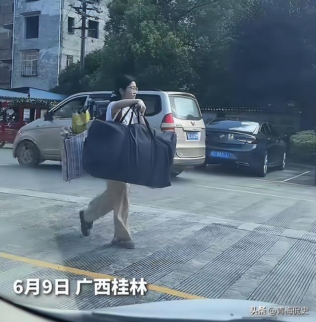央媒转发！高考后挑行李回家女孩：老师回应家境
，不知打脸多少
人